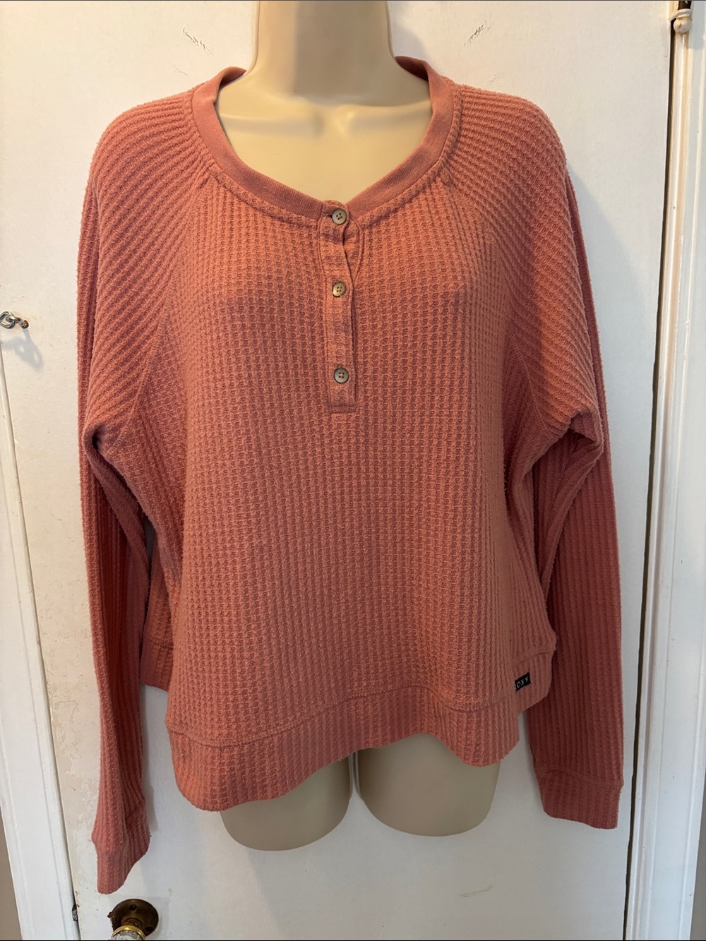 Roxy Waffle Knit Henley Pullover medium in Dusty Rose 26-319